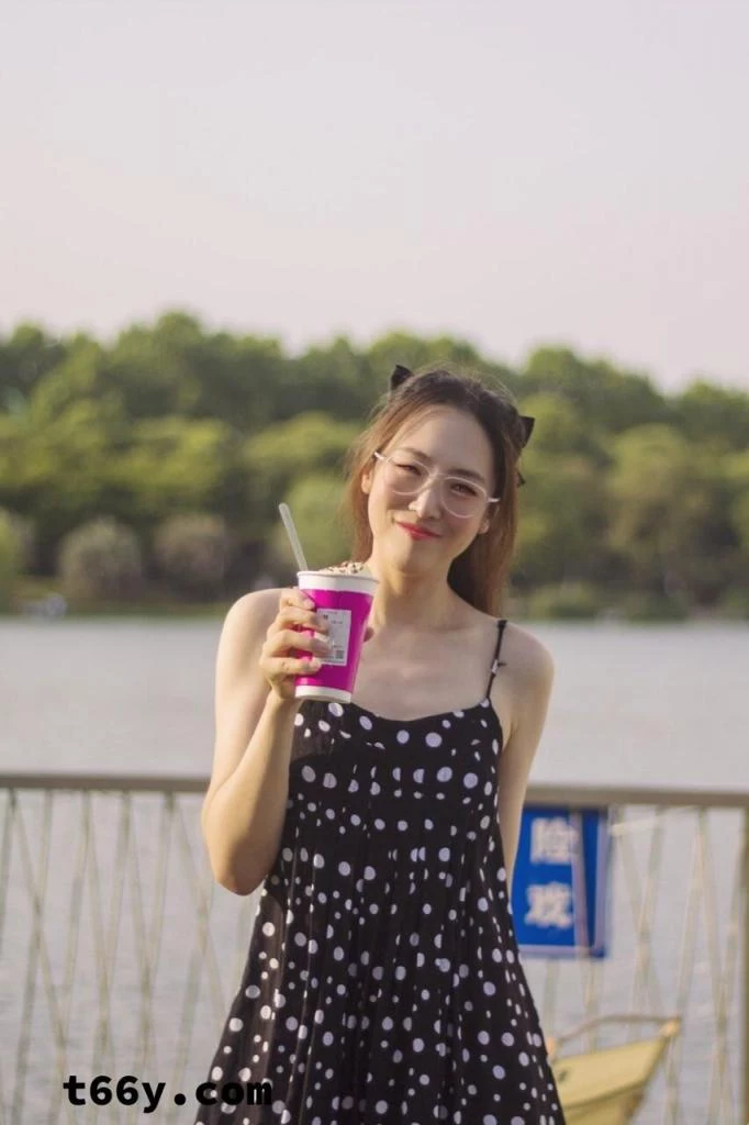 身材苗条的反差婊，调教的相当听话[10P]