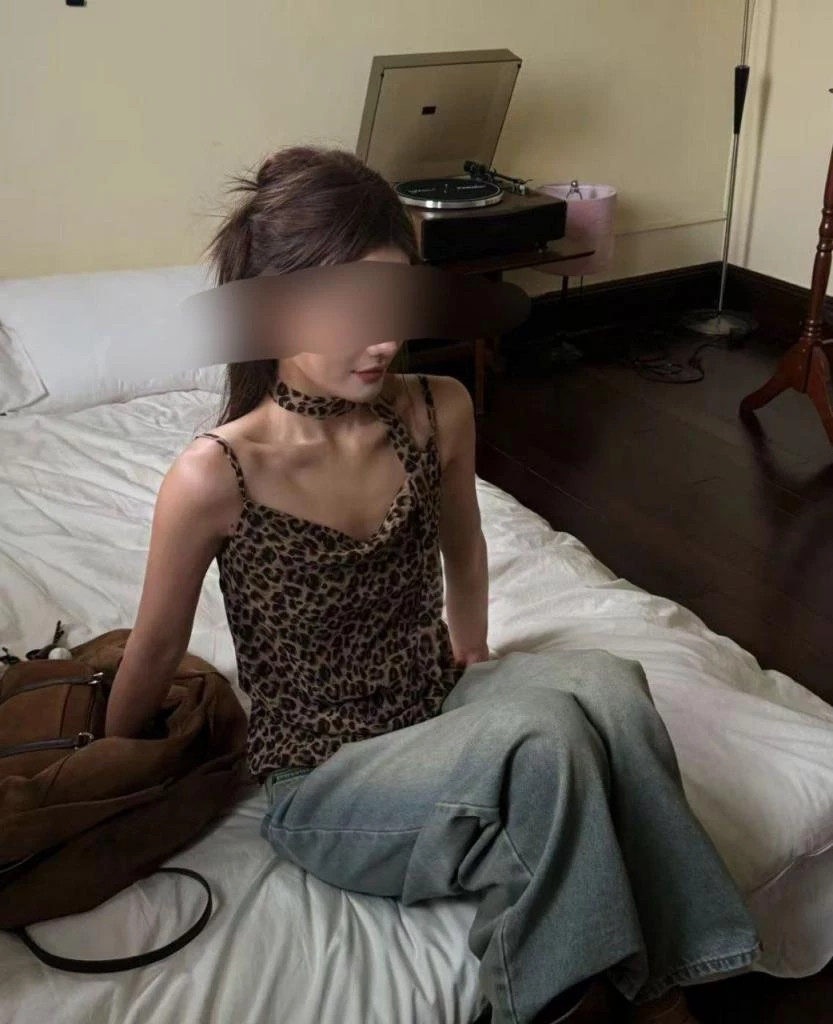 精盆模特看了大家的评价淫欲上涨，再次吞精供狼友羞辱[10P]