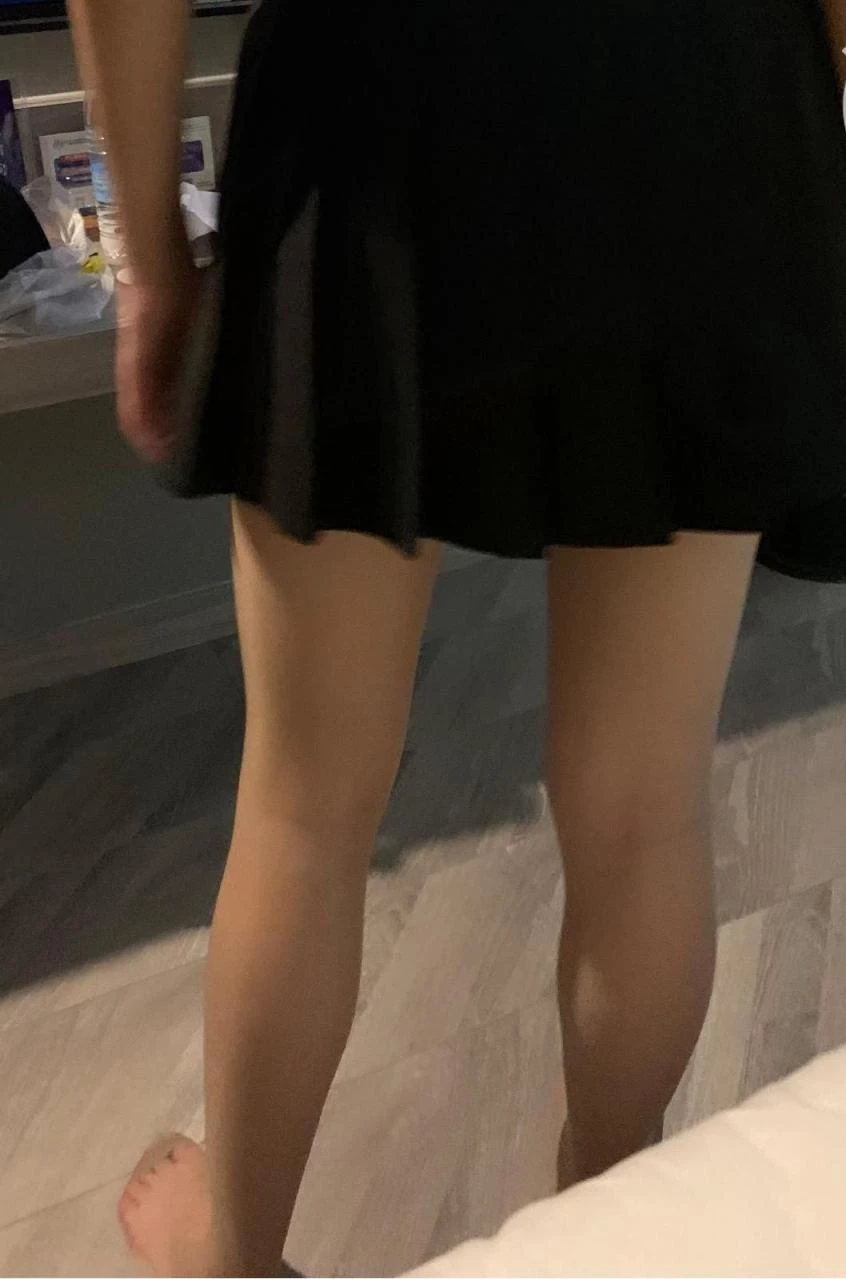 国庆节偷拍妹妹美腿和内裤，偷偷打胶[11P]