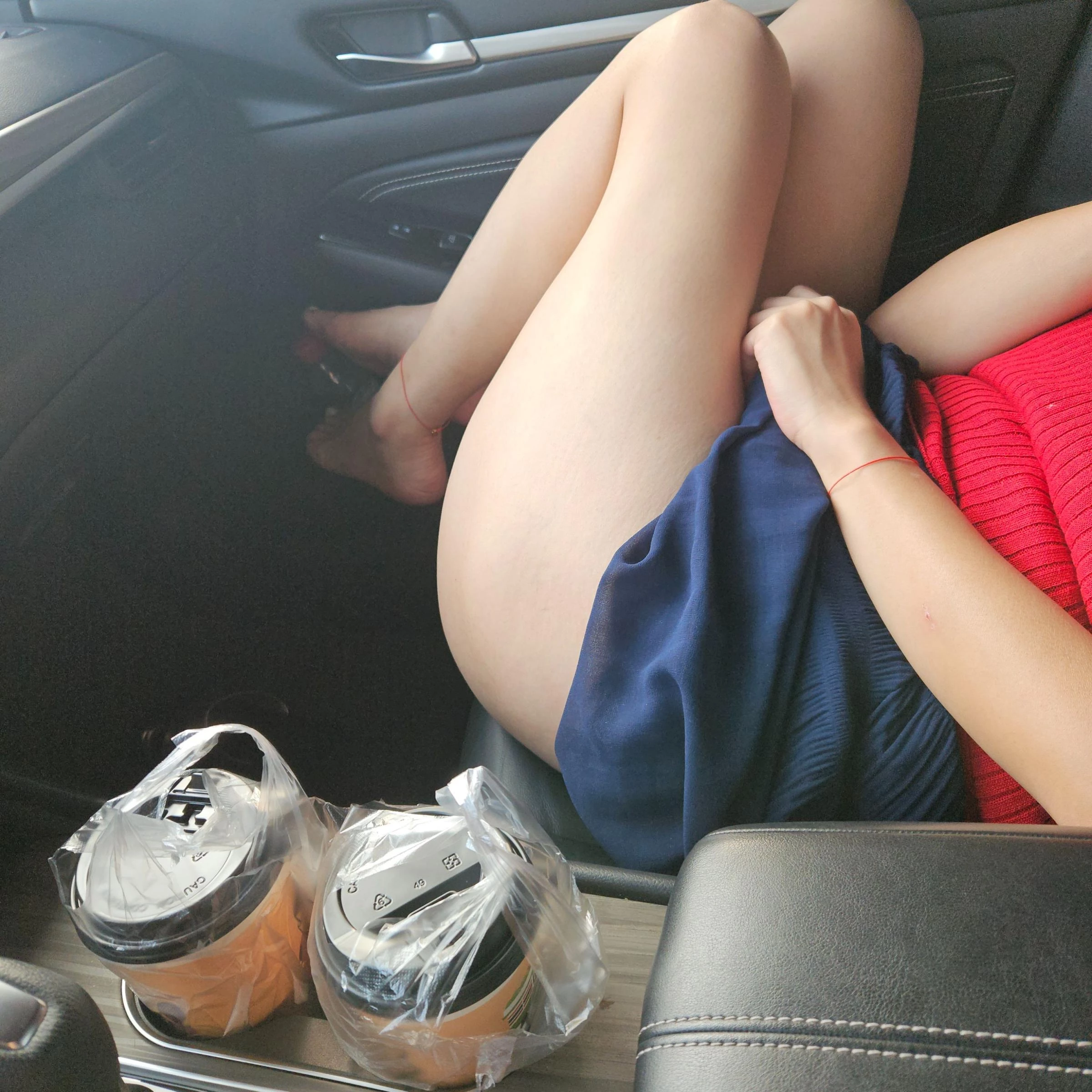 和人妻出游受不了在车上自然的就做起来[18P