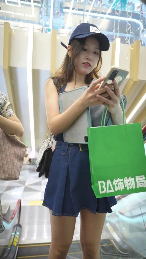 街拍美女，以前是扒开裤子看屁股，现在扒开屁股看裤子[49P]
