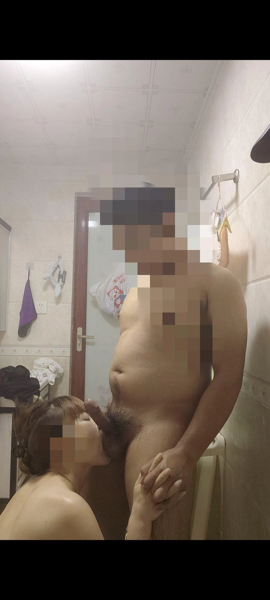 [绿帽淫妻]丰胸肥B的老婆，喜欢拍下骚B老婆一脸骚媚模样，故意打一些可有可无的薄码，看有没有熟人认出[17P]