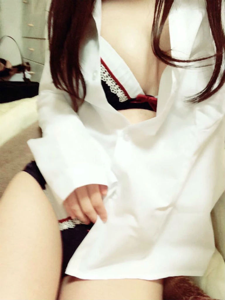 18岁少女在镜头前玩弄嫩屄超诱人的 [15P]