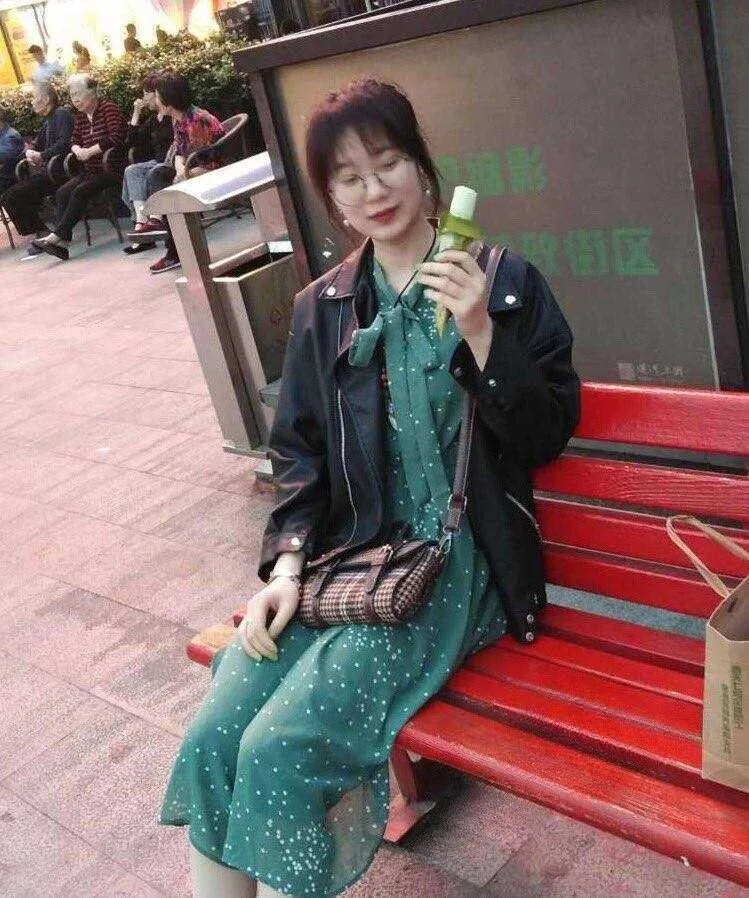 [露脸反差]眼镜娘文静外表下是主人的好狗狗，接受主人调教完成主人的任务讨主人欢心[10P]