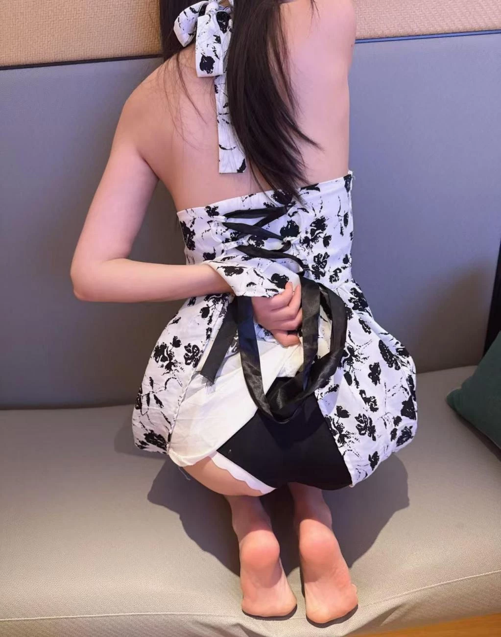 碎花连衣裙下的小骚妇[22P]