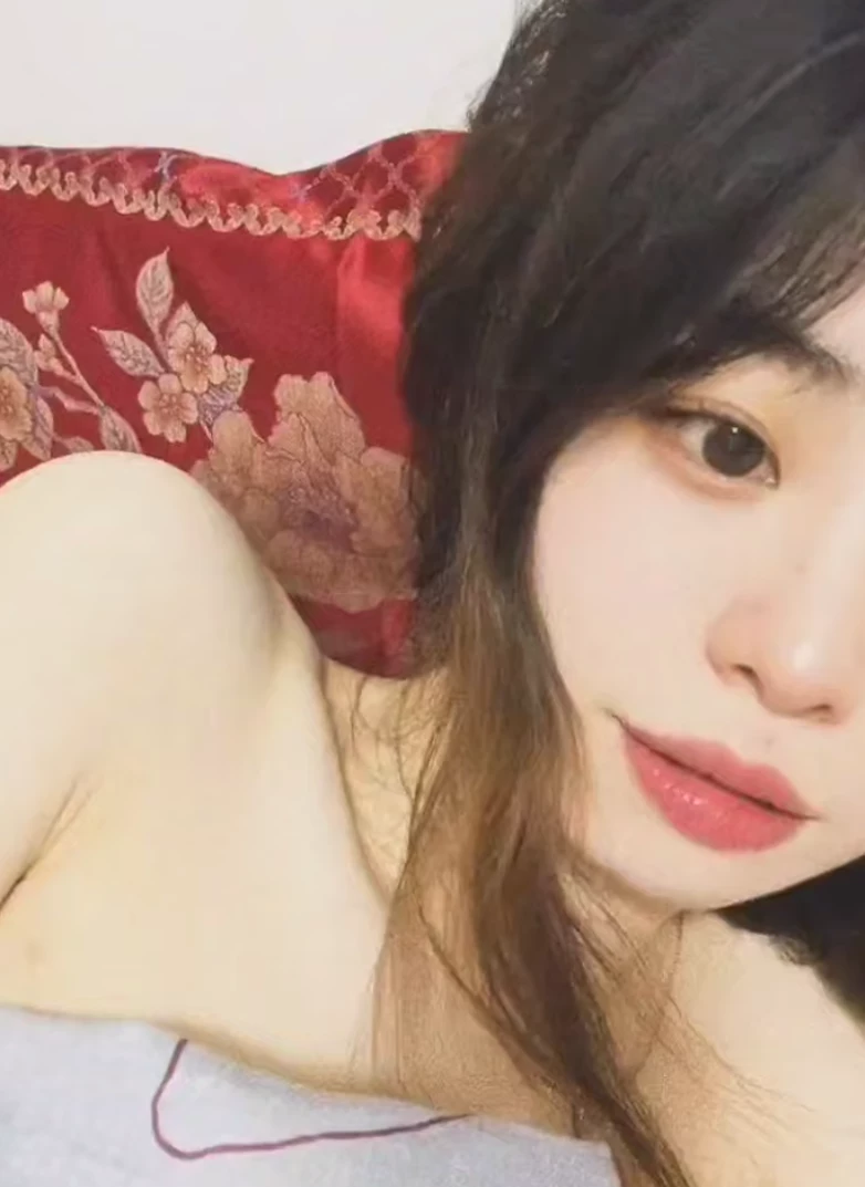 反差漂亮女大学生玩游戏约炮[13P]