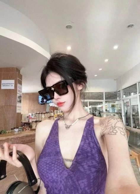 纹身女被金主约啪[24P]