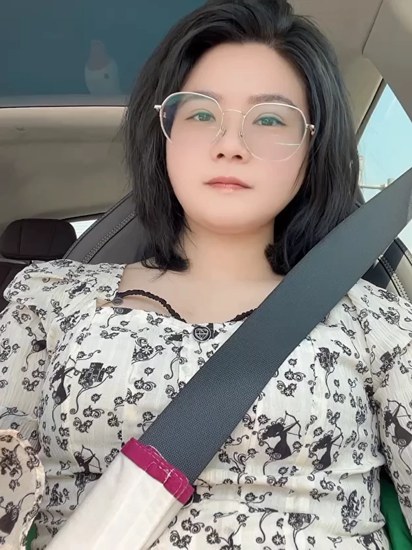 穿婚纱的小少妇又甜美又骚[10P][4V]