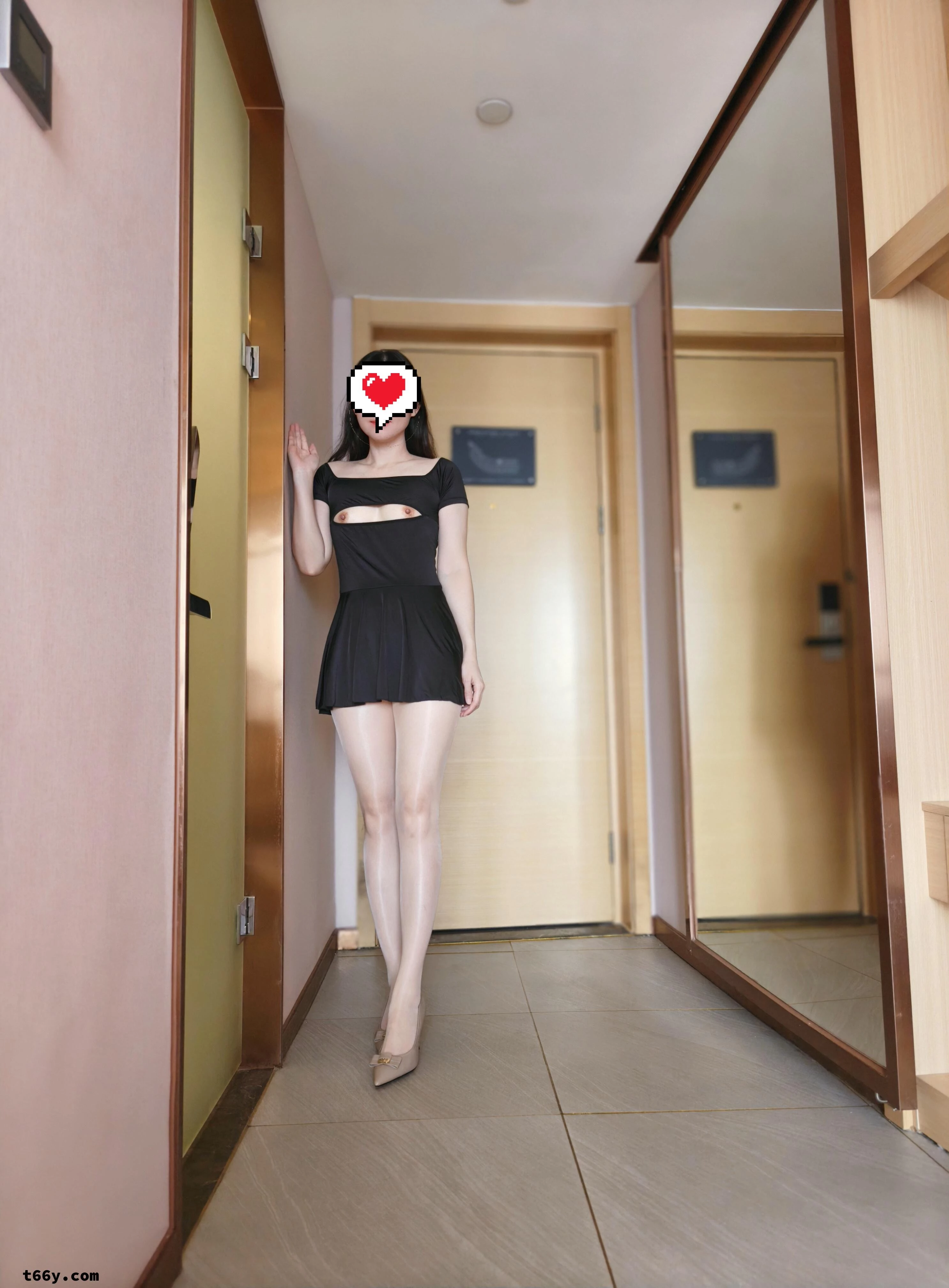 [原创]油亮丝红底高跟反差人妻，长腿肥臀榨汁姬，是否能激起你的原始欲望？[18P]