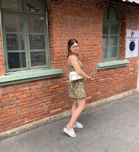 很风骚的反差大胸妹 [10P]