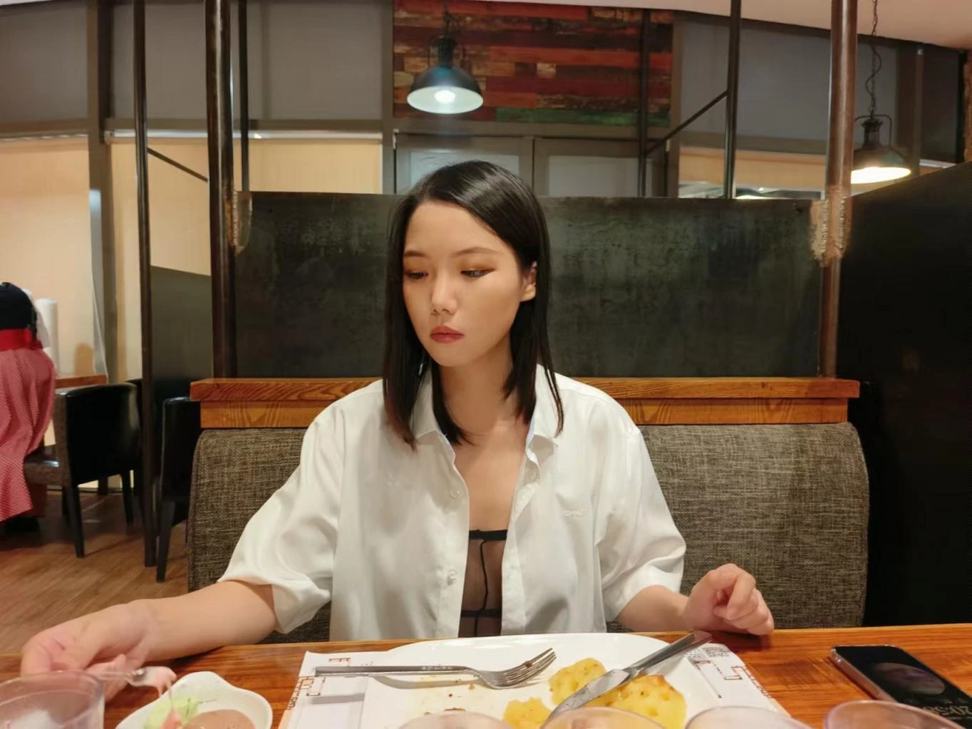 [绿帽淫妻]绿帽老公喜欢暴露漂亮老婆、让老婆穿各种暴露衣服带去公共场合露出[25P]