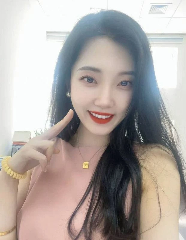 聚餐灌醉女同事带走偷拍[19P]