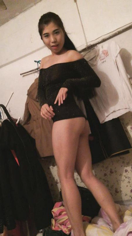 看看这里多少单身狗在撸管，她却在家里自嗨，简直是浪费资源浪费粮食11P[11P]