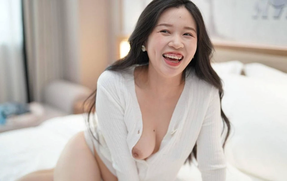 御姐素人全裸私拍，被摄影师用鸡鸡蹭骚穴，淫水流出[16P]