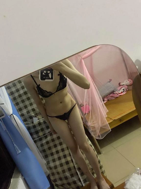 成功勾搭了单纯的人妻开发她[18P]