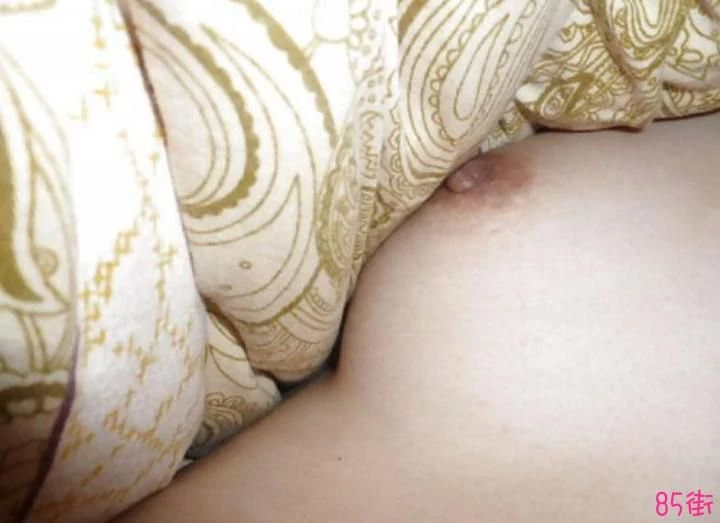 趁妹妹睡觉的时候偷偷拍摄她的私密处！[11P]