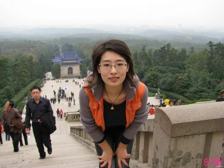 中山陵一对年轻夫妻旅游自拍流出，女的还挺有气质[33P]