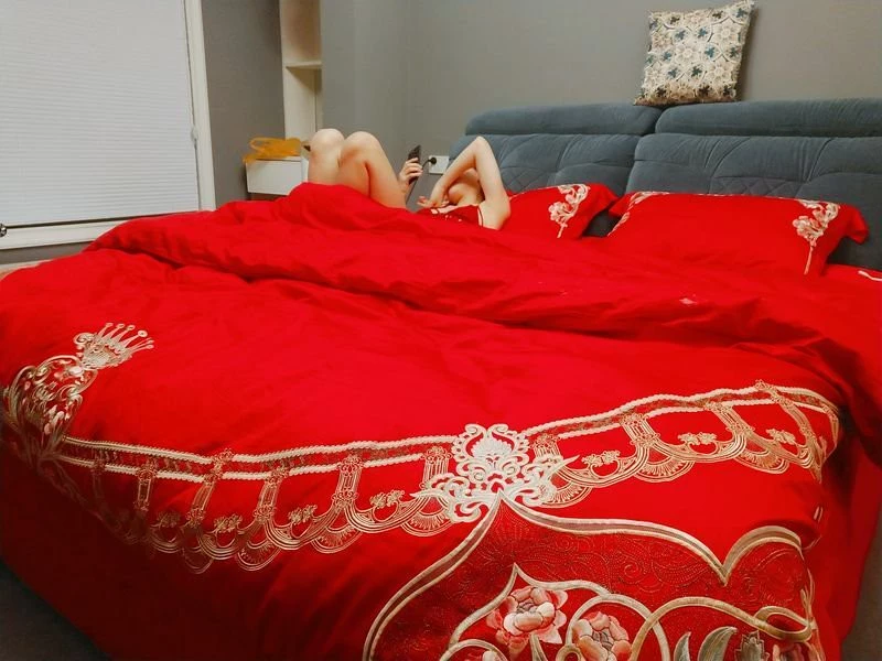 投稿春节巨献，新婚97小骚妻大战红色床单爆奶内射[72P]
