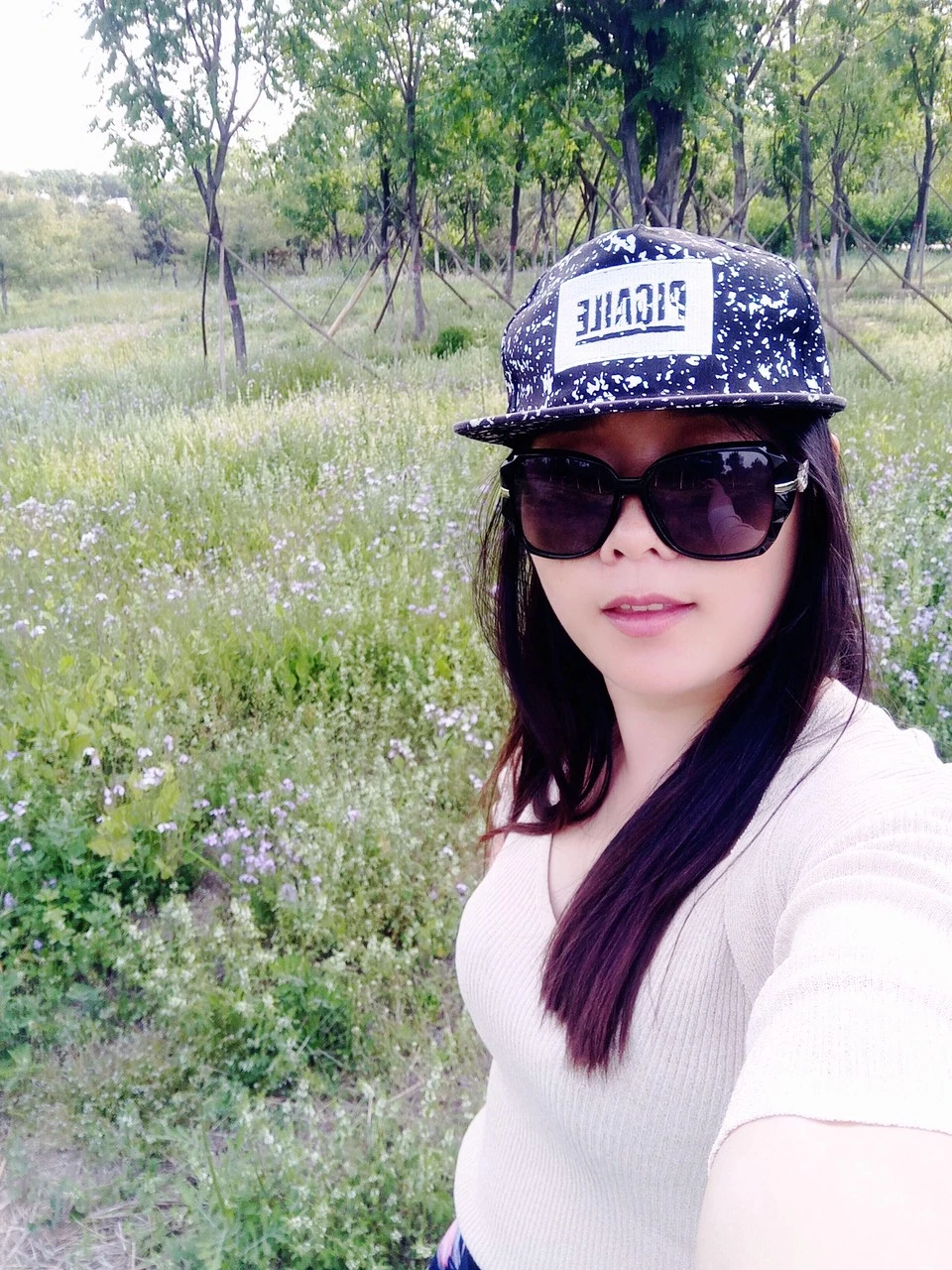骚妻魅岚反差婊归来，户外露出，尽情展示大长腿黑森林，附露脸吃鸡图，外加露屄图镇楼！带验证[26P]