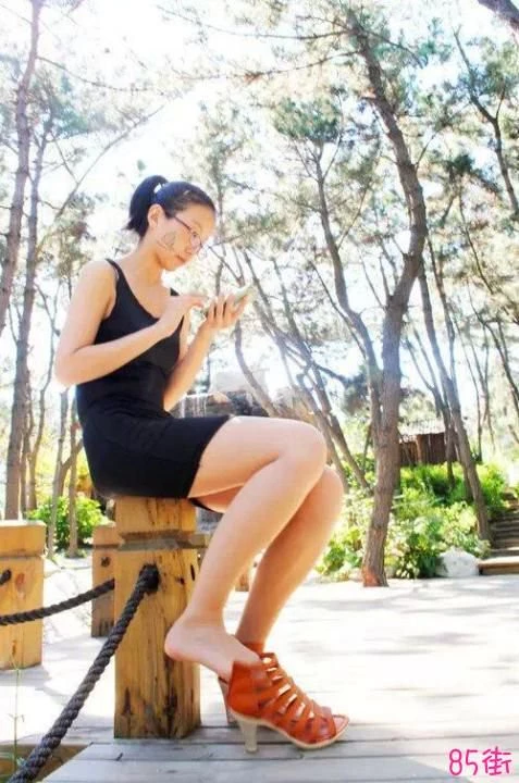 大胆的眼镜妹张开腿给我拍白丝给我操[13P]