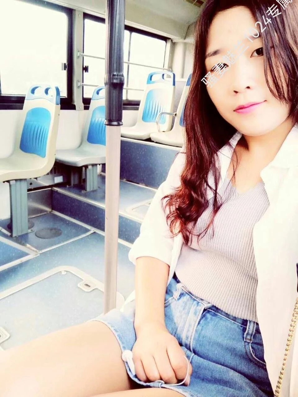 骚妻魅岚来袭，骚屄反差婊，户外休闲，吊床上露屄，公交上公园里暴露黑森林，极致反差骚屄，清纯与风骚并存！！！[19P]