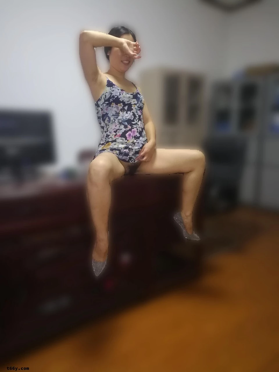 骚妻魅岚倾情奉献，办公桌上张开M腿，露出黑森林。前一秒贤良温婉，后一秒风骚淫荡！！！[24P]