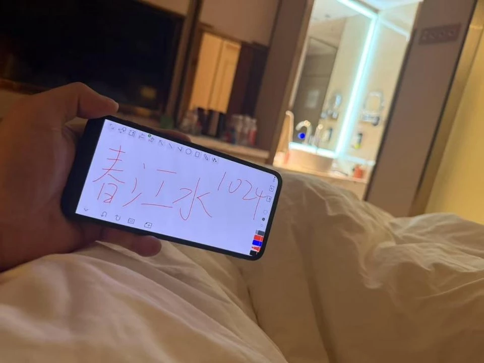 与两条母狗的一次双飞[21P]