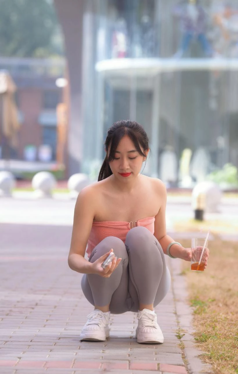 瑜伽裤妹子，闻一闻舔一舔[27P]