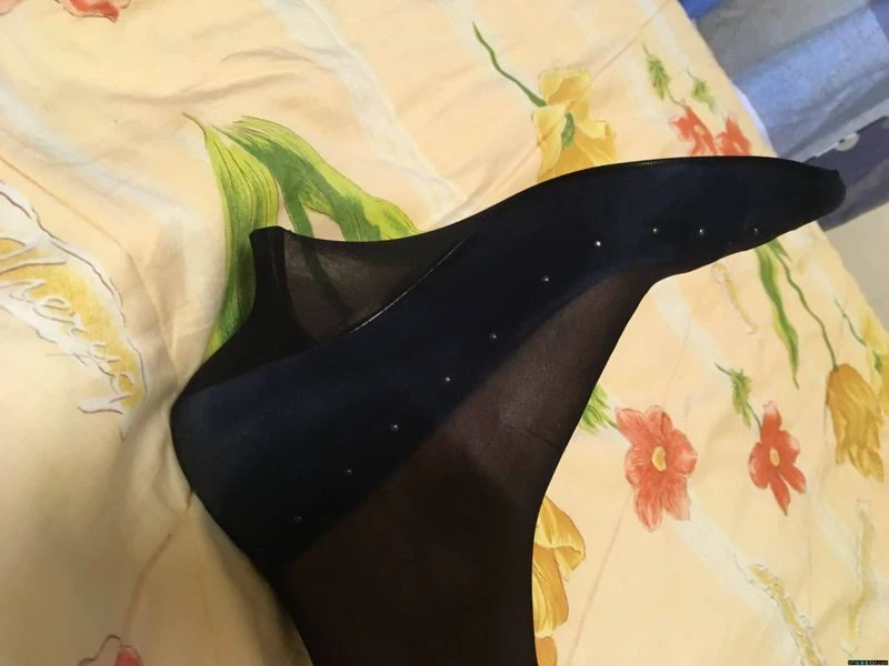 黑丝里的黑鲍鱼湿了[20P]