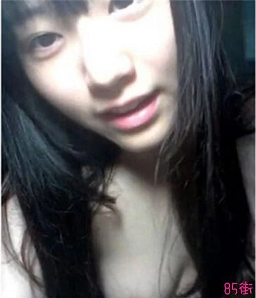清纯95后少女闺房里私密自拍[18P]