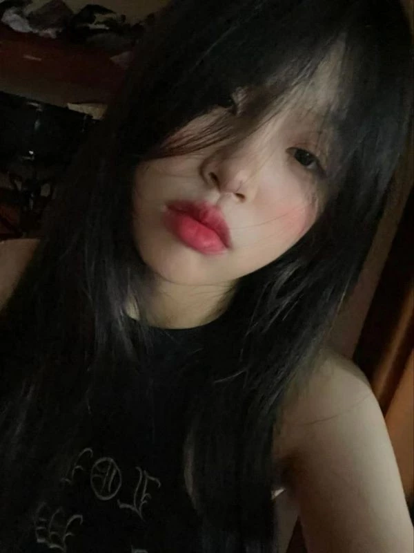 反差骚婊女发育的真好[10P]