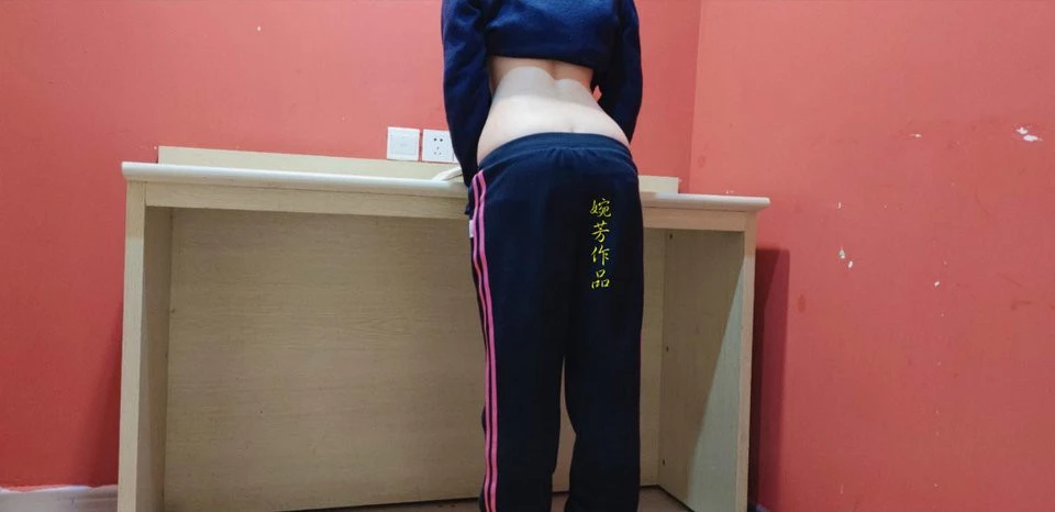 19岁上海学生你懂的！周末上海蹲个打桩机，找能让我爽的且有素质的小哥哥 19P[19P]