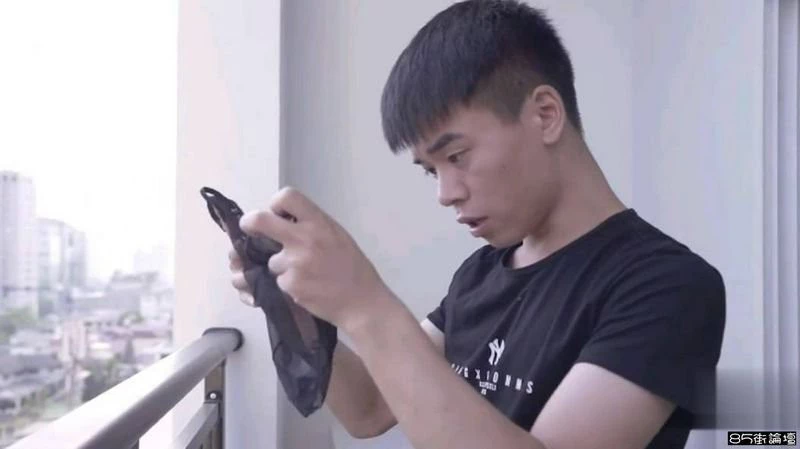 小伙偷闻淫荡女邻居的性感内裤[13P]