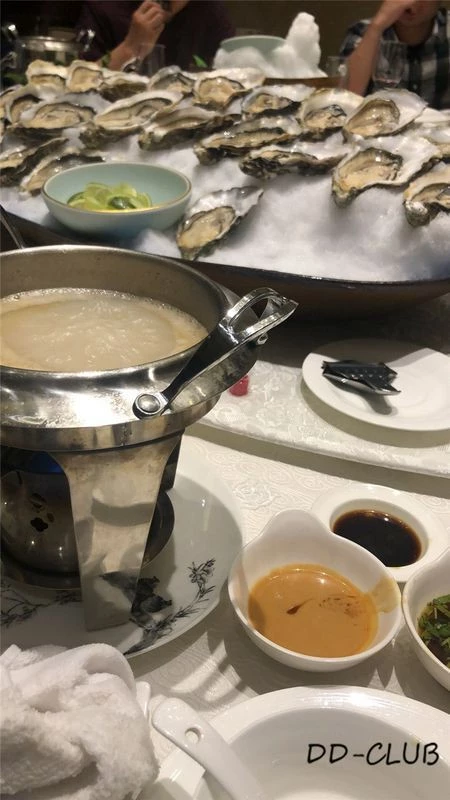 投稿DDUB带女友和朋友聚餐桌上吃了两打生蚝回去到酒店射了两次[46P]