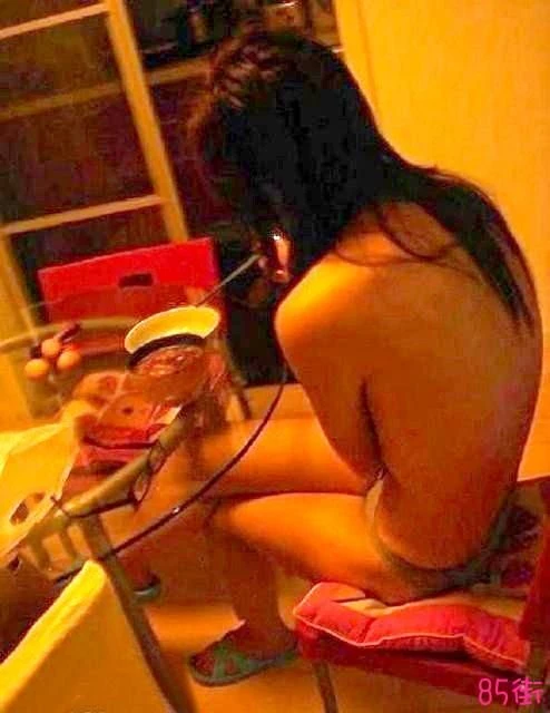 气质美女，先吃饱再来拍给各位哥哥们看[10P]