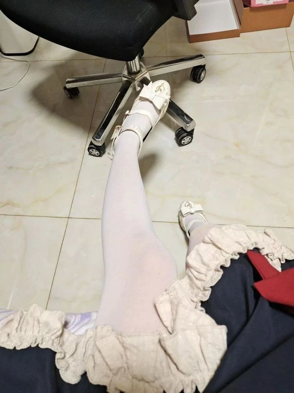白色丝袜裙子的美女[12P]