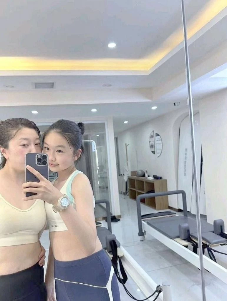 姐妹一块挨艹一起挣钱 [10P]