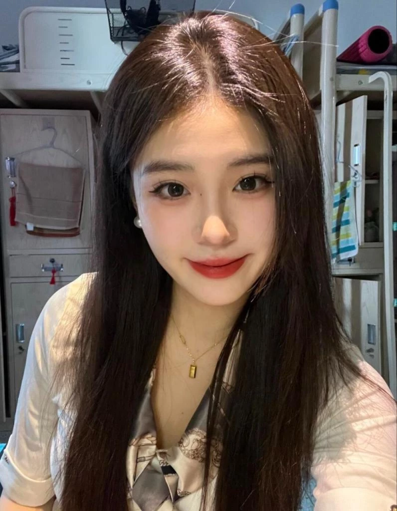 很反差一个女的，最后被两个人干了[23P]