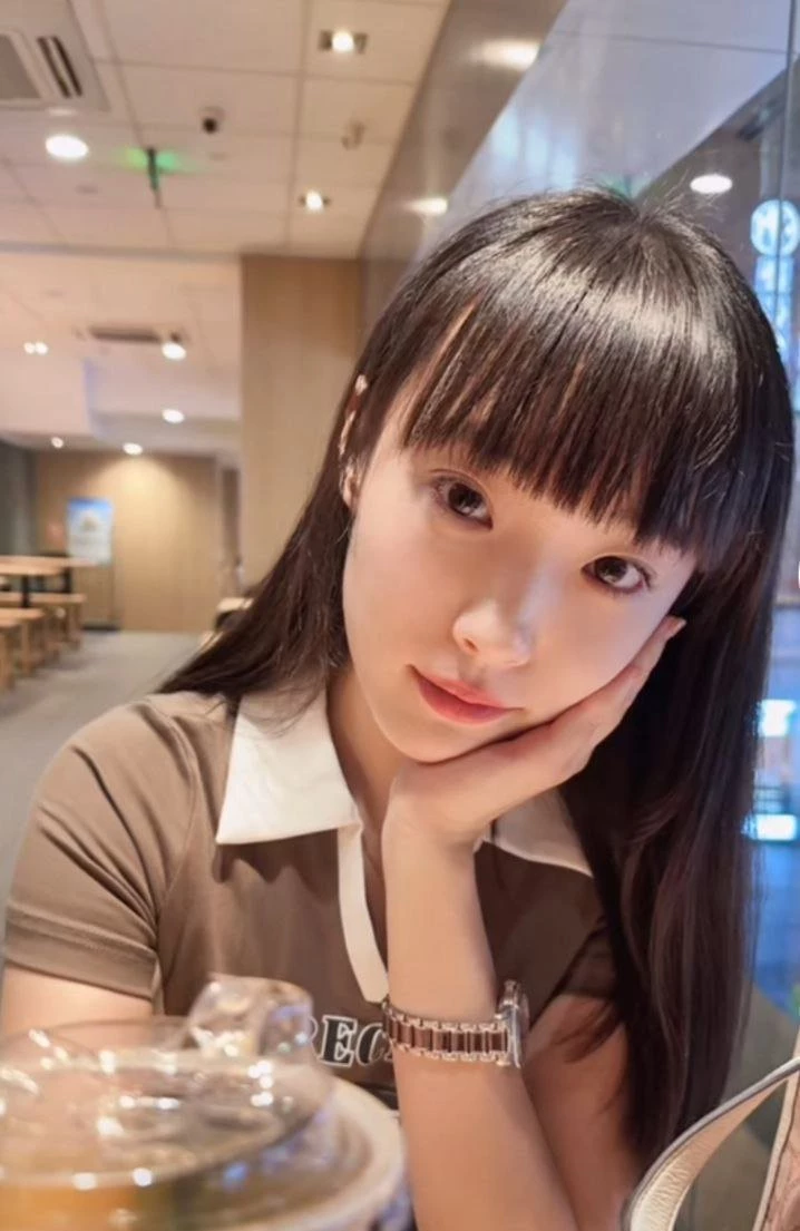 爱户外露出的小美女 [50P]
