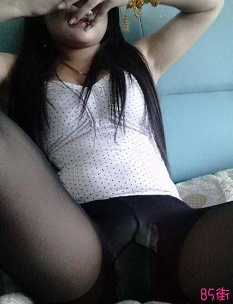 在淡蓝色的沙发上操蓝色妖姬[12P]