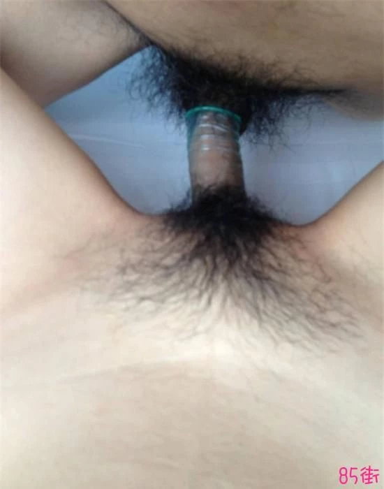这小妞玩的太爽了[10P]