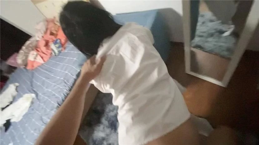 镜子前后入翘臀女友并内射[16P]