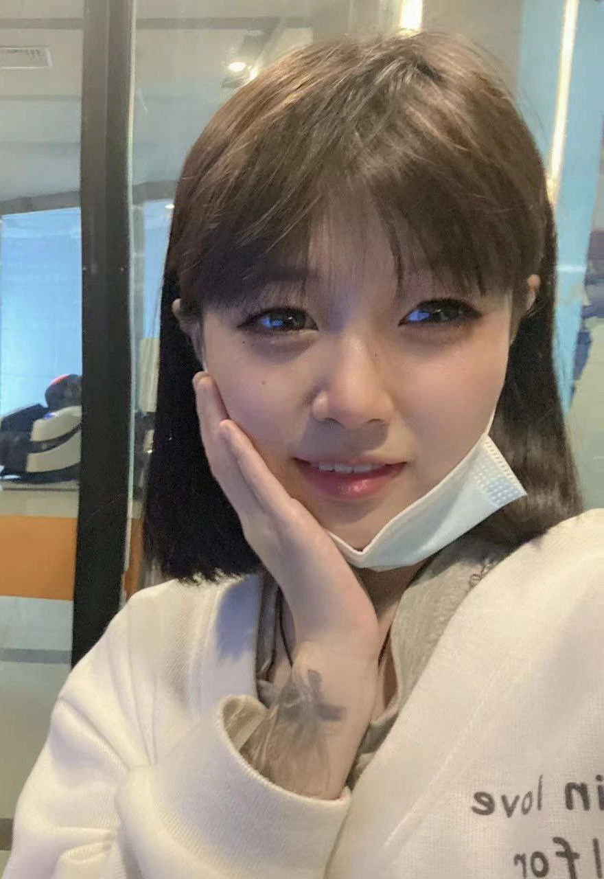 快乐清纯的小美女居然有纹身 [10P]