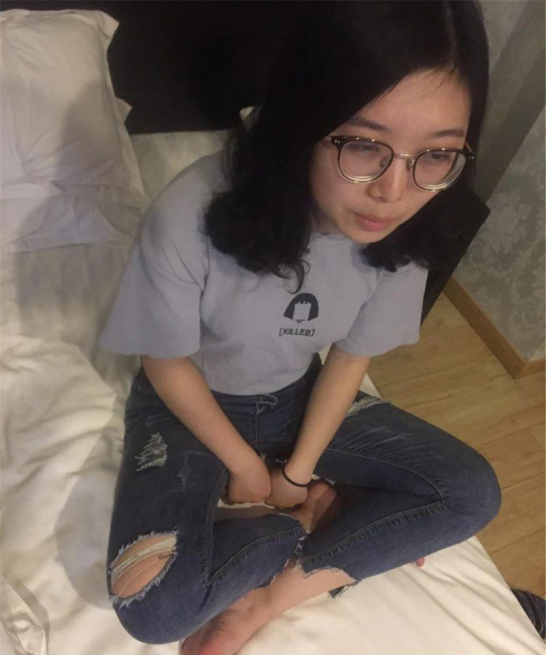 戴眼镜的小骚妇表情放荡 [16P]