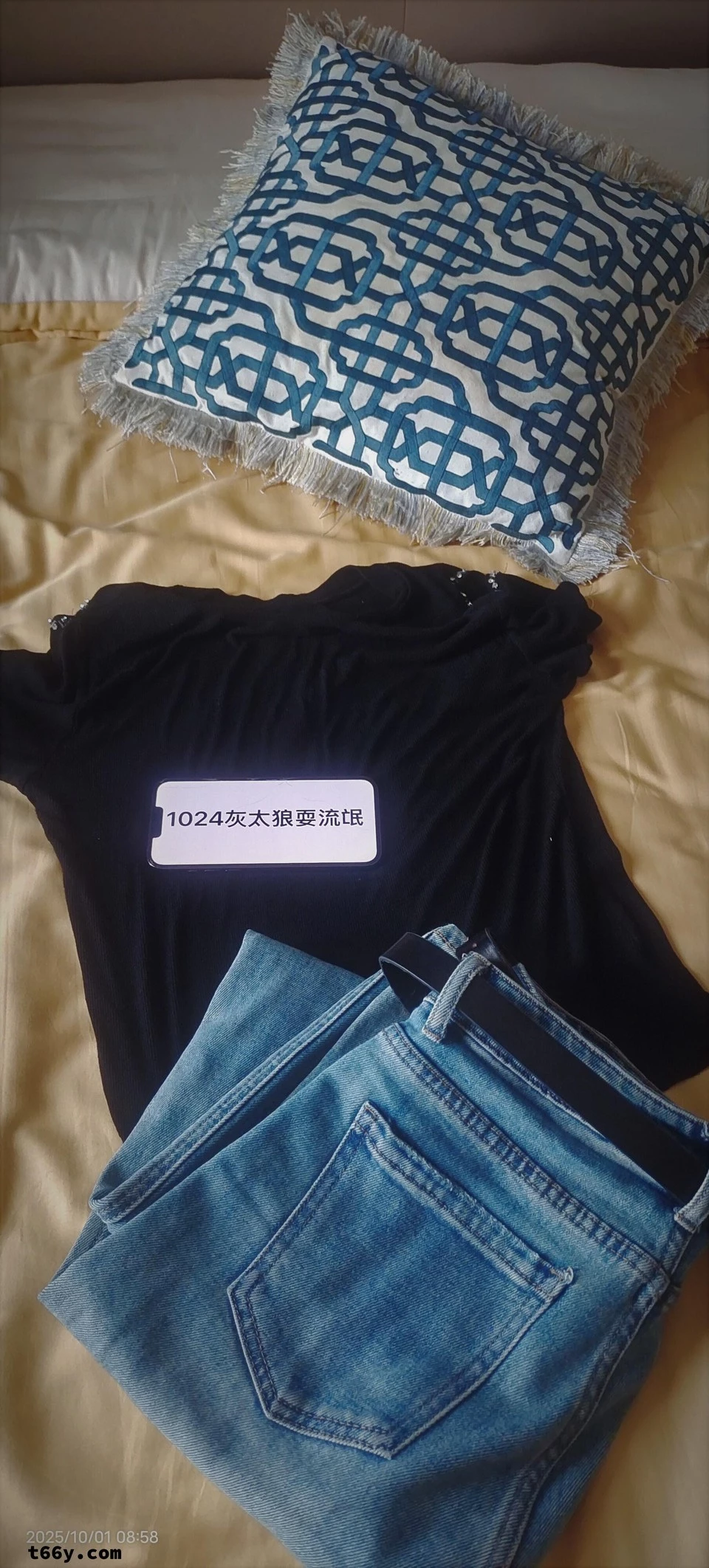 分享第二贴：我青梅竹马熟妇的极品鲍鱼穴后入炮架，全程喜欢主动幻想被大粗屌插入啪啪感受，轻轻舔鲍鱼就颤抖高潮了，欢迎狼友点赞留言交流，骚妇喜欢看狼友淫言荡语的评论[12P]