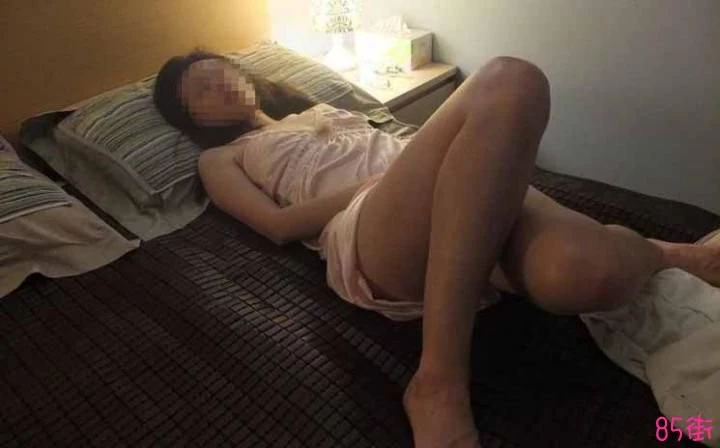 经常自我抚摸的骚老婆[14P]