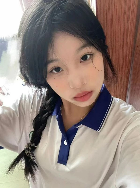 反差骚婊女发育的真好[10P]