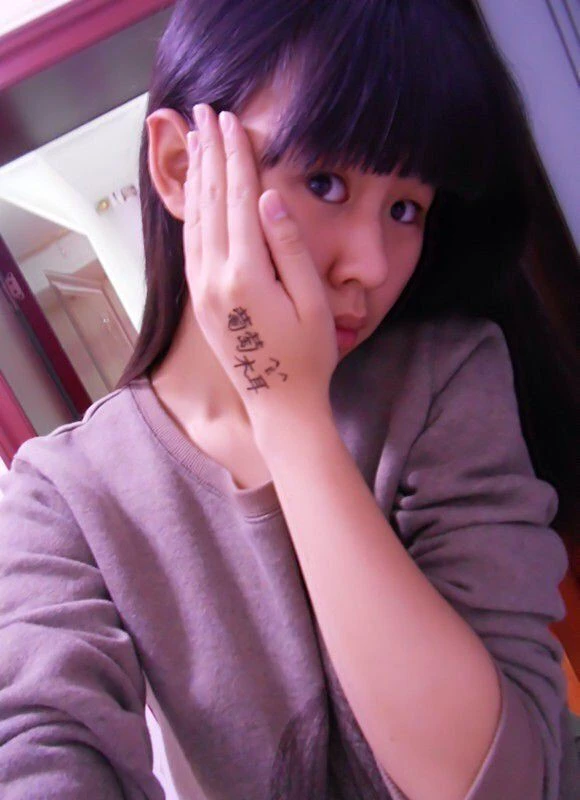 清纯少女臻臻初自拍投稿～绝勿错过！[15P]