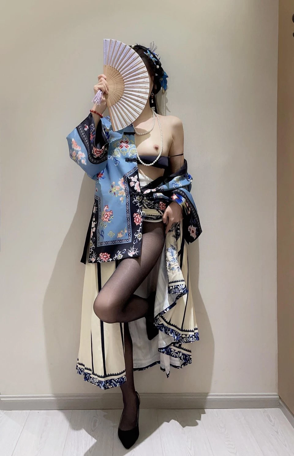 白皙酮体下暗藏着狂野诱惑，每一撩拨都让人血脉膨胀 [48P]