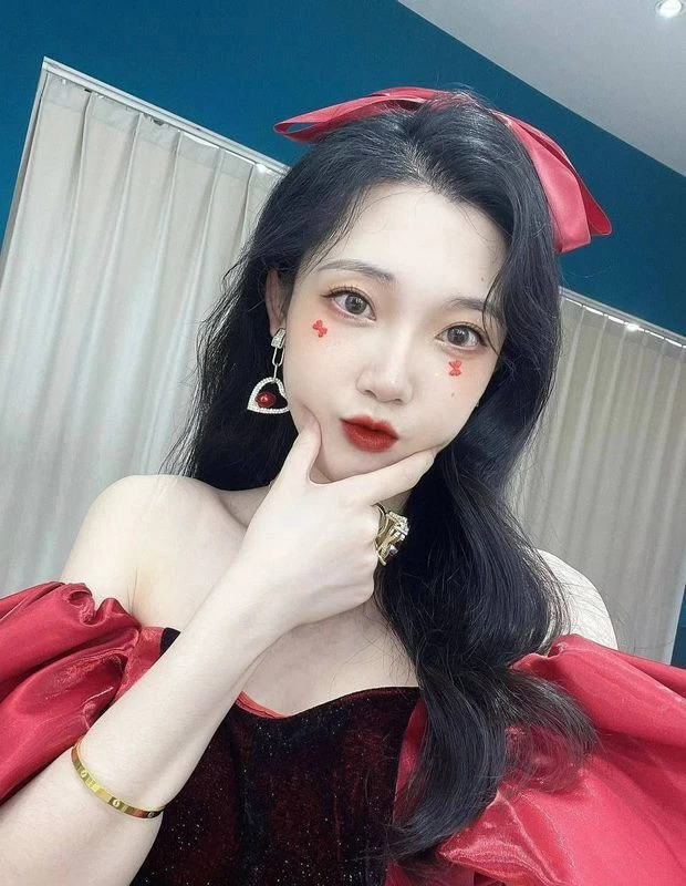 聚餐灌醉女同事带走偷拍[19P]